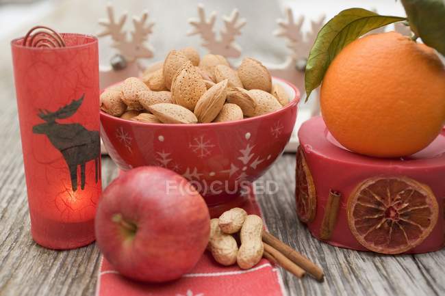 Decoración de Navidad con frutos secos - foto de stock