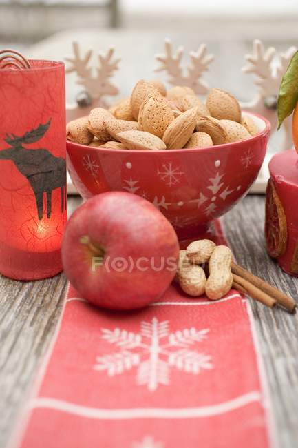 Рождественские украшения с орехами и свечами — стоковое фото