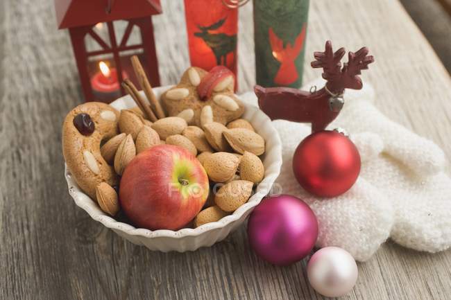 Decoração de Natal com maçã e mitenes — Fotografia de Stock