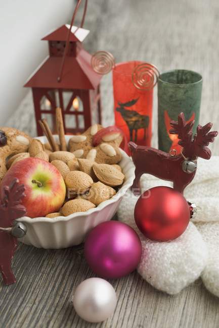 Рождественские украшения с яблоком и варежками — стоковое фото