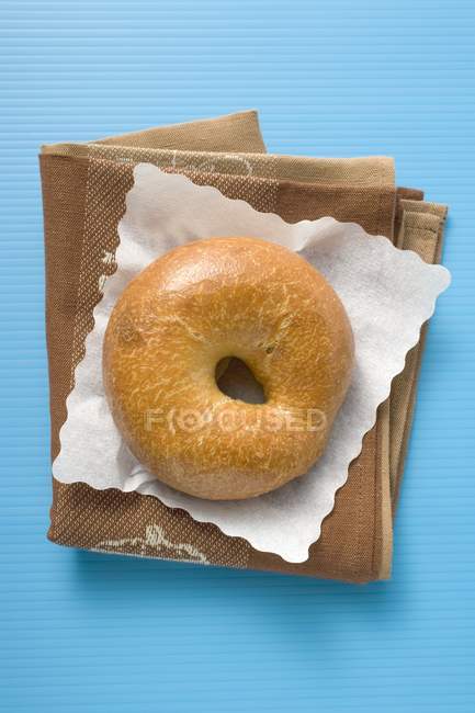 Bagel assado liso no guardanapo de papel — Fotografia de Stock
