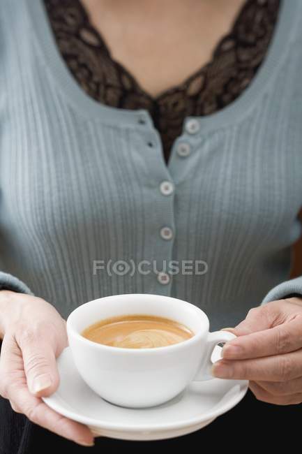 Femme tenant une tasse de café — Photo de stock