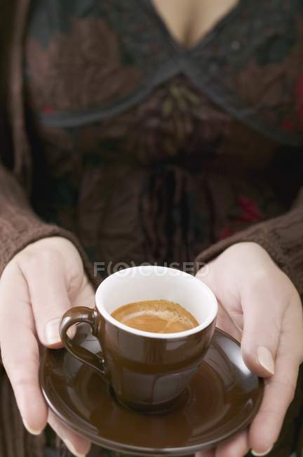 Mulher segurando xícara de café expresso — Fotografia de Stock