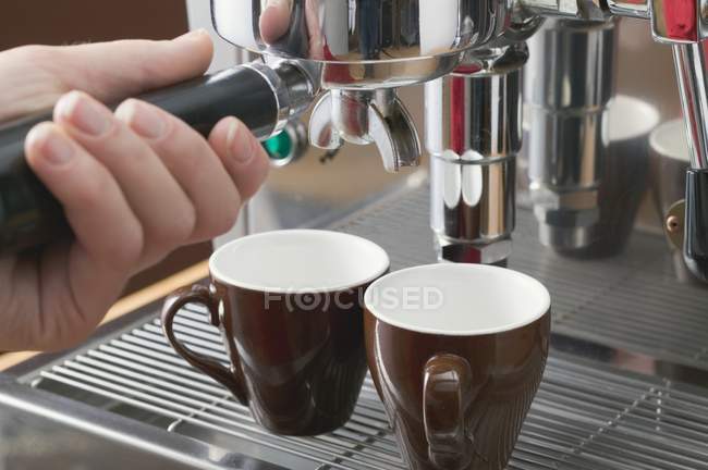 Mensch macht Espresso von Hand — Stockfoto