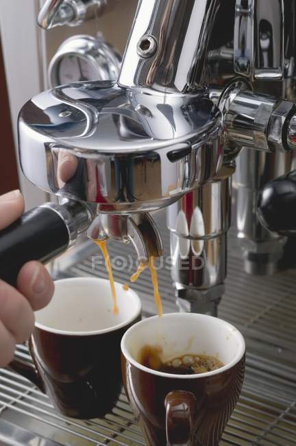 Main humaine Fabrication d'espresso — Photo de stock