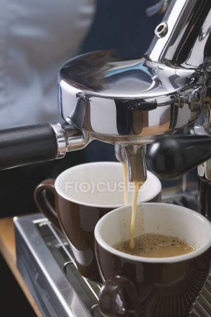 Espresso mit Kaffeemaschine zubereiten — Stockfoto
