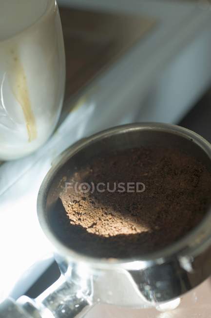 Vista de perto da xícara de café expresso e motivos de café usados — Fotografia de Stock