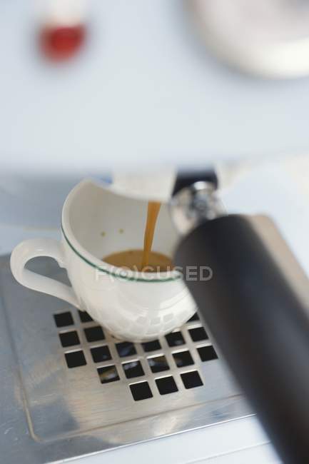 Hacer café expreso con cafetera - foto de stock