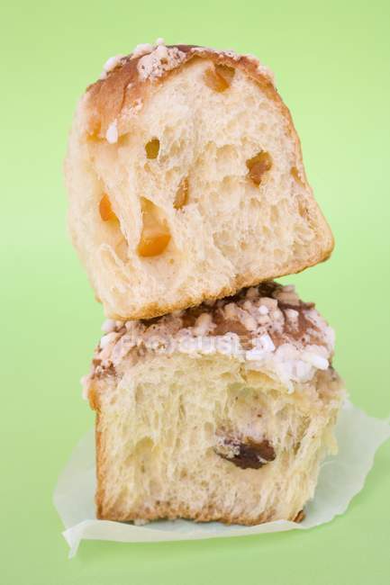 Süße italienische Brotstücke auf grünem Hintergrund — Stockfoto