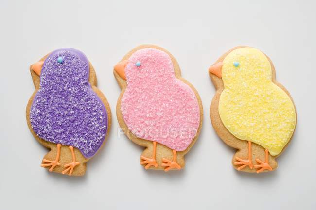 Kekse in Form von lila Küken — Stockfoto