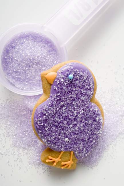 Biscotto di Pasqua in forma di pulcino viola — Foto stock