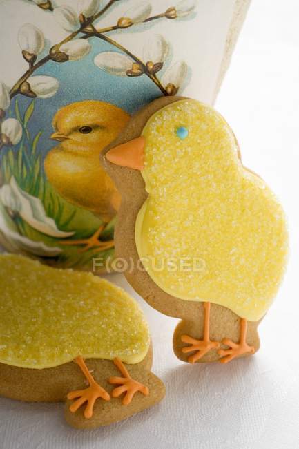 Galletas en forma de pollitos amarillos - foto de stock