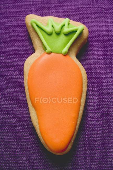 Galleta de Pascua en forma de zanahoria - foto de stock