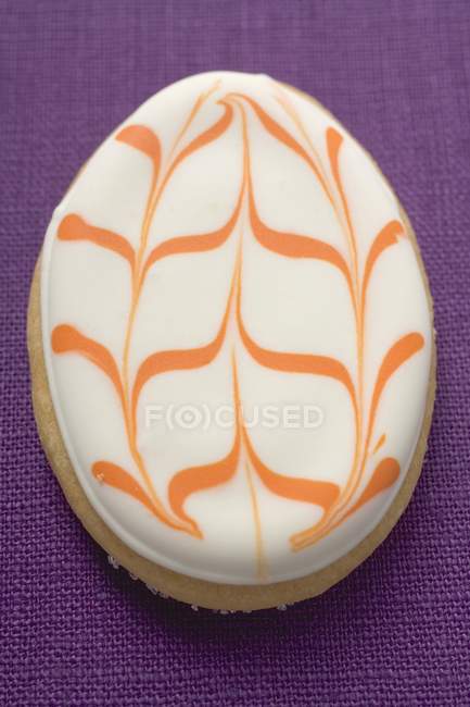 Egg-shaped Easter biscuit — Stock Photo