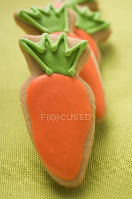 Galletas de Pascua en forma de zanahorias - foto de stock