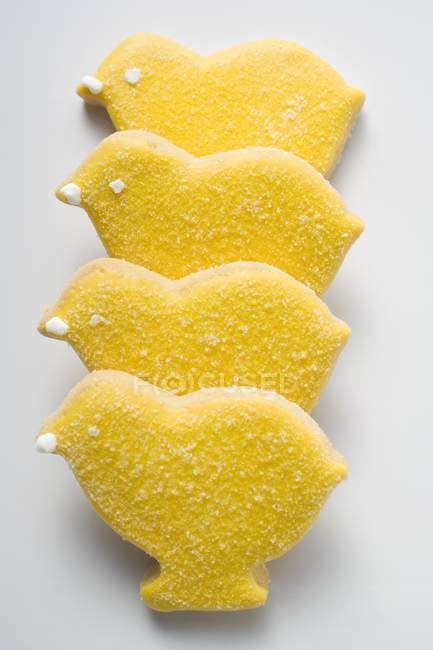 Печенье в форме желтых цыплят — стоковое фото