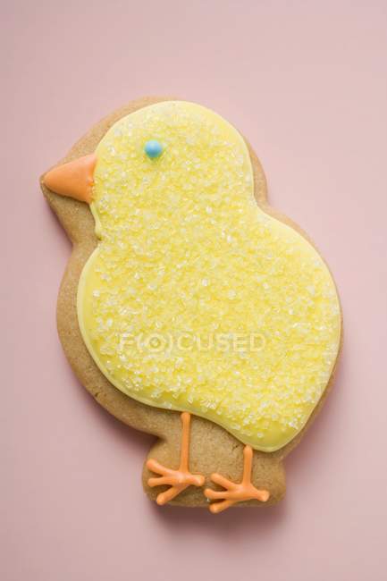 Galleta en forma de pollo amarillo - foto de stock