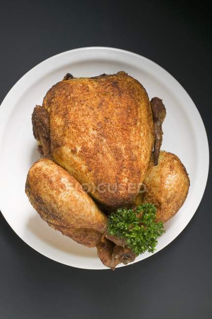 Ganze gebratene Hühnchen mit Petersilie — Stockfoto