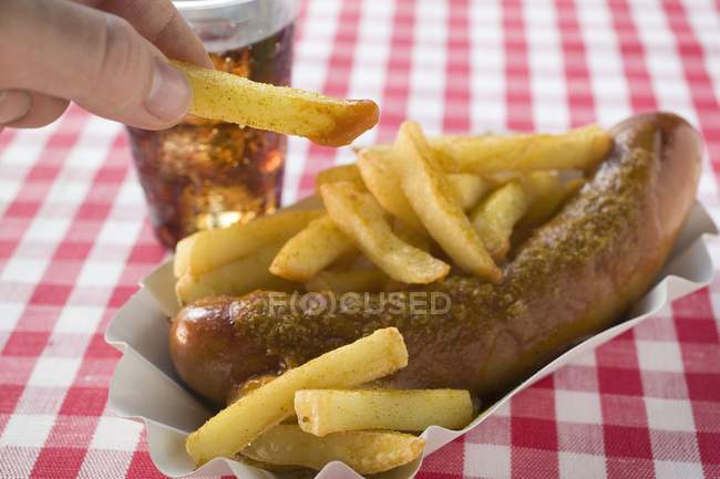 Каррівурстська ковбаса зі смаженими картопляними чіпсами — стокове фото