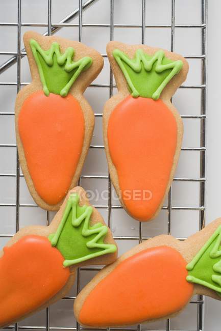 Galletas en forma de zanahorias - foto de stock
