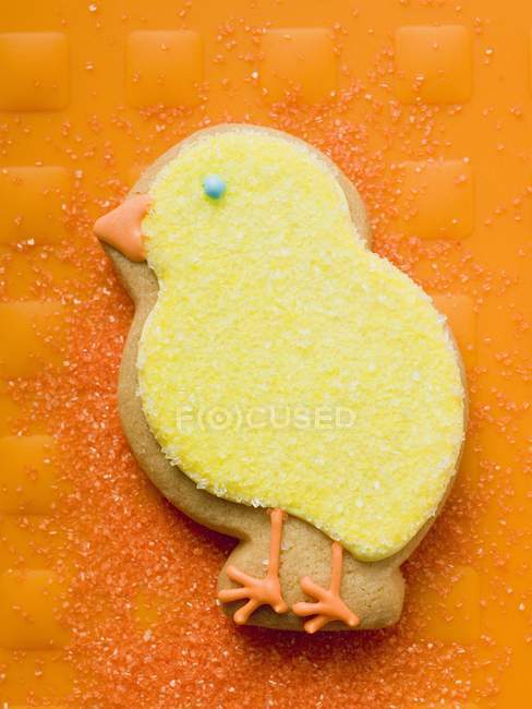 Печенье в форме желтого цыпленка — стоковое фото