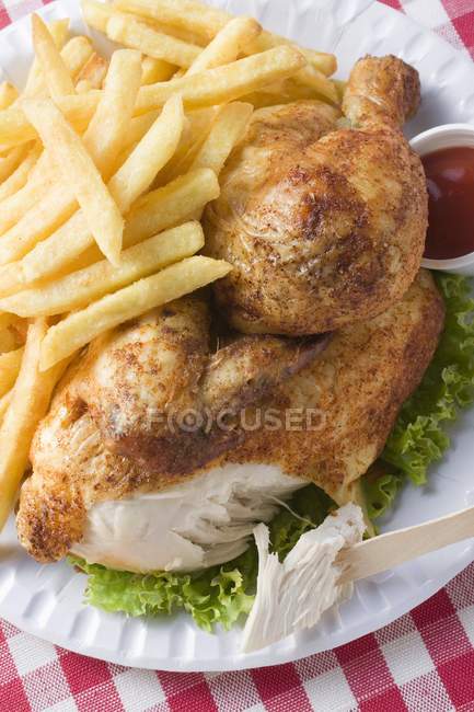 Roasted chicken with fried potato chips — Stock Photo
