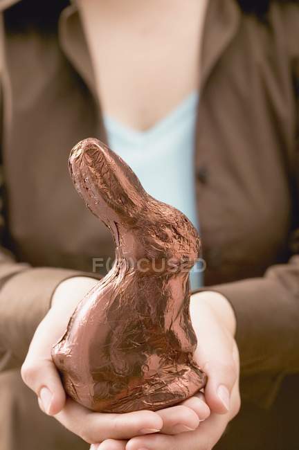 Les mains féminines tenant lapin de Pâques — Photo de stock