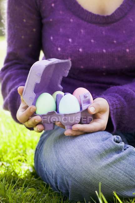 Donna che tiene uova di Pasqua colorate — Foto stock