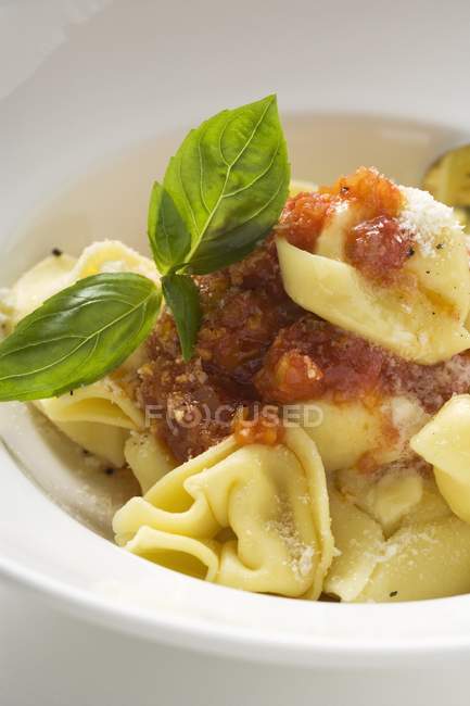 Tortellini Nudeln mit Tomatensauce — Stockfoto
