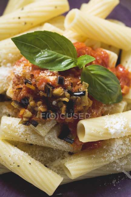 Rigatoni with tomato and aubergine sauce — Stock Photo