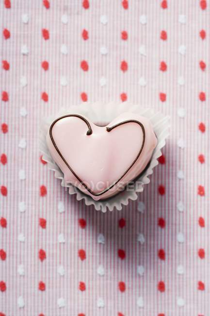 Closeup view of heart-shaped sweet with pink icing — Stock Photo