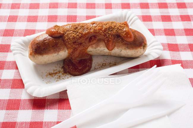 Salchicha con ketchup y curry en polvo - foto de stock
