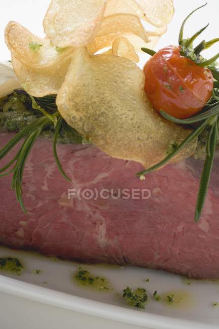 Gebratenes Rindfleisch und gebratene Kartoffelchips — Stockfoto