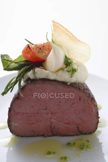 Gebratenes Rindfleisch und gebratene Kartoffelchips — Stockfoto