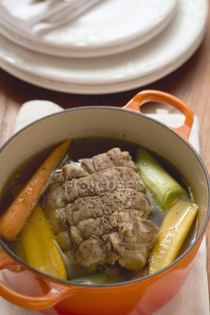 Gekochtes Rindfleisch mit Suppengemüse — Stockfoto