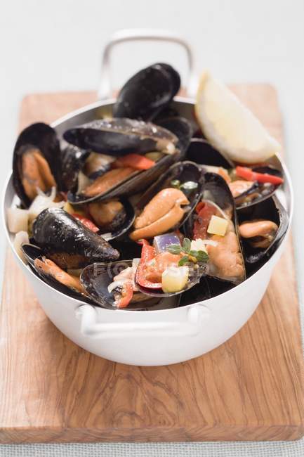 Mussels with vegetables and lemon — Stock Photo