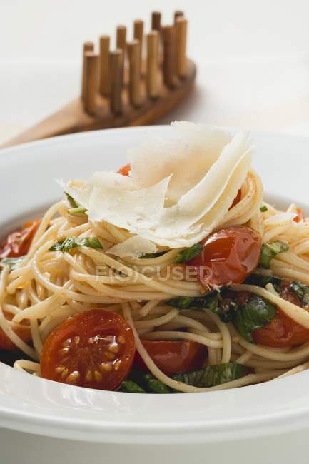 Спагетти с помидорами и пармезаном — стоковое фото