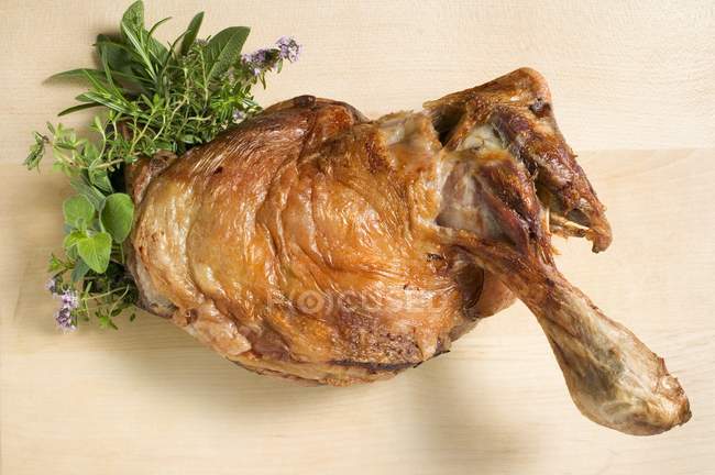 Roasted leg of lamb with fresh herbs — Stock Photo