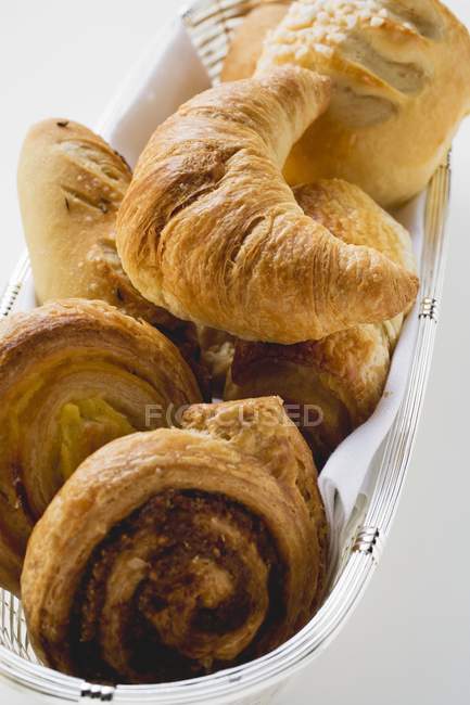 Croissant y pasteles dulces - foto de stock