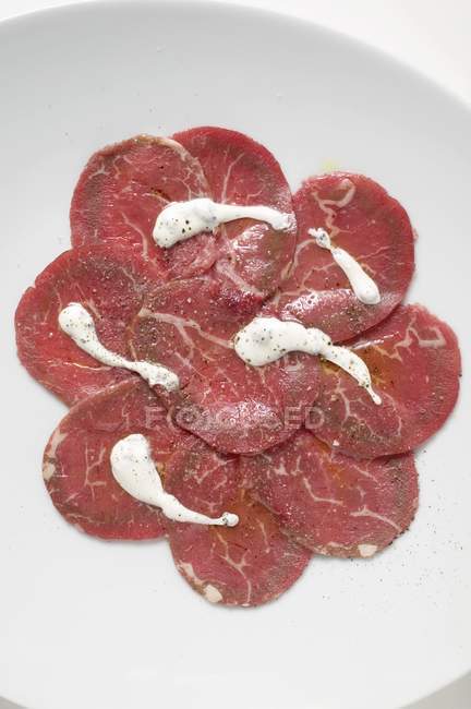 Rindfleisch-Carpaccio mit Joghurt — Stockfoto
