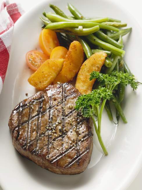 Grilled fillet steak with country potatoes — Stock Photo