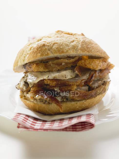 Perto de porco assado em um rolo de pão — Fotografia de Stock