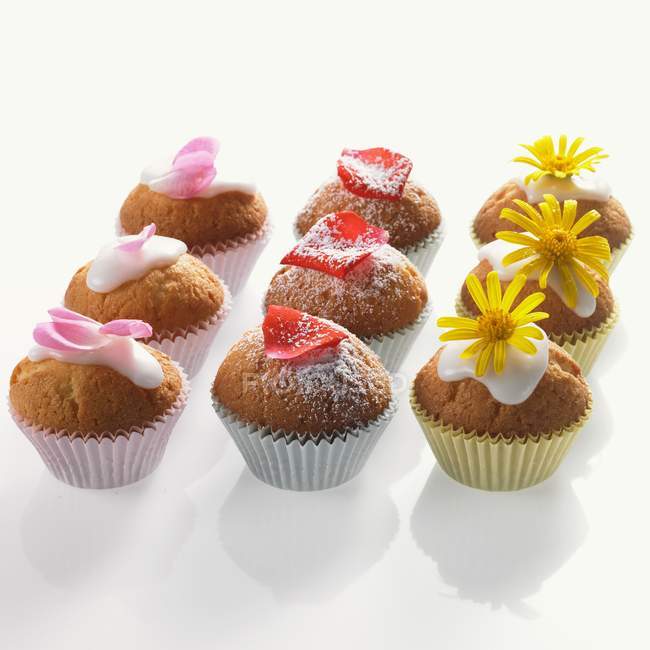 Muffins with edible flowers — Stock Photo