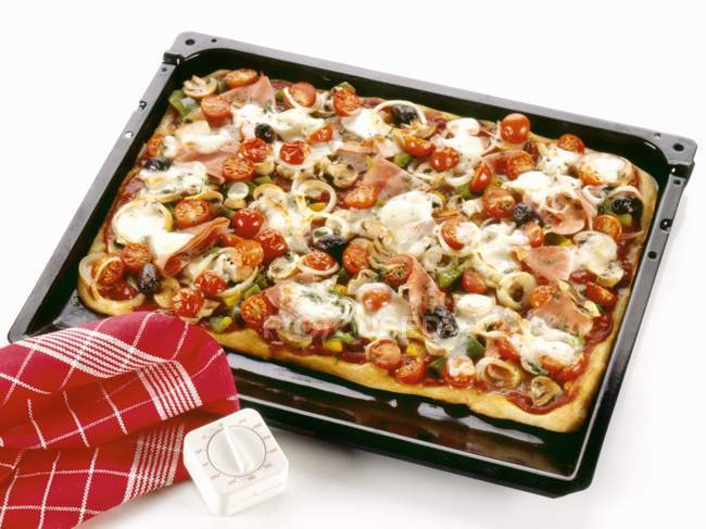 Pizza mit Schinken und Tomaten — Stockfoto