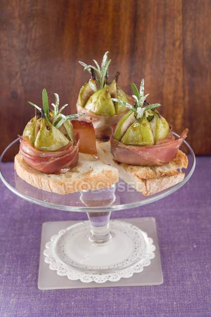 Figs wrapped in ham — Stock Photo