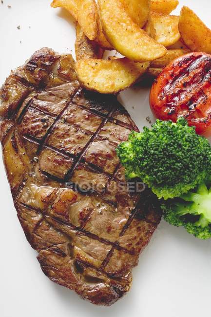 Steak grillé aux pommes de terre de campagne — Photo de stock