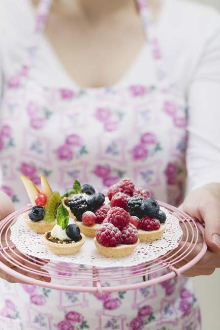 Berry tarts on a cake rack — Stock Photo