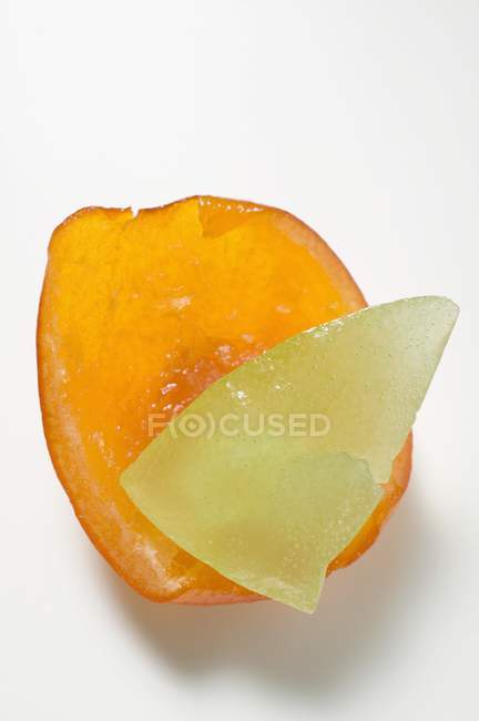 Vista de cerca de dos piezas de frutas confitadas diferentes - foto de stock