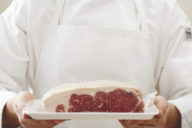 Koch hält Stück rohes Rinderlende in der Hand — Stockfoto
