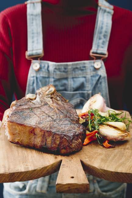 T-bone steak with garlic — Stock Photo